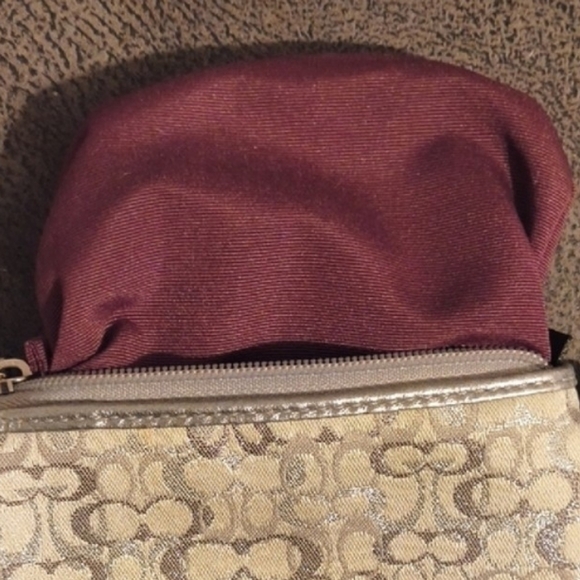 COACH 🐎Metallic Signature & Silver Leather Wristlet! Vintage Great Condition! - Picture 6 of 7